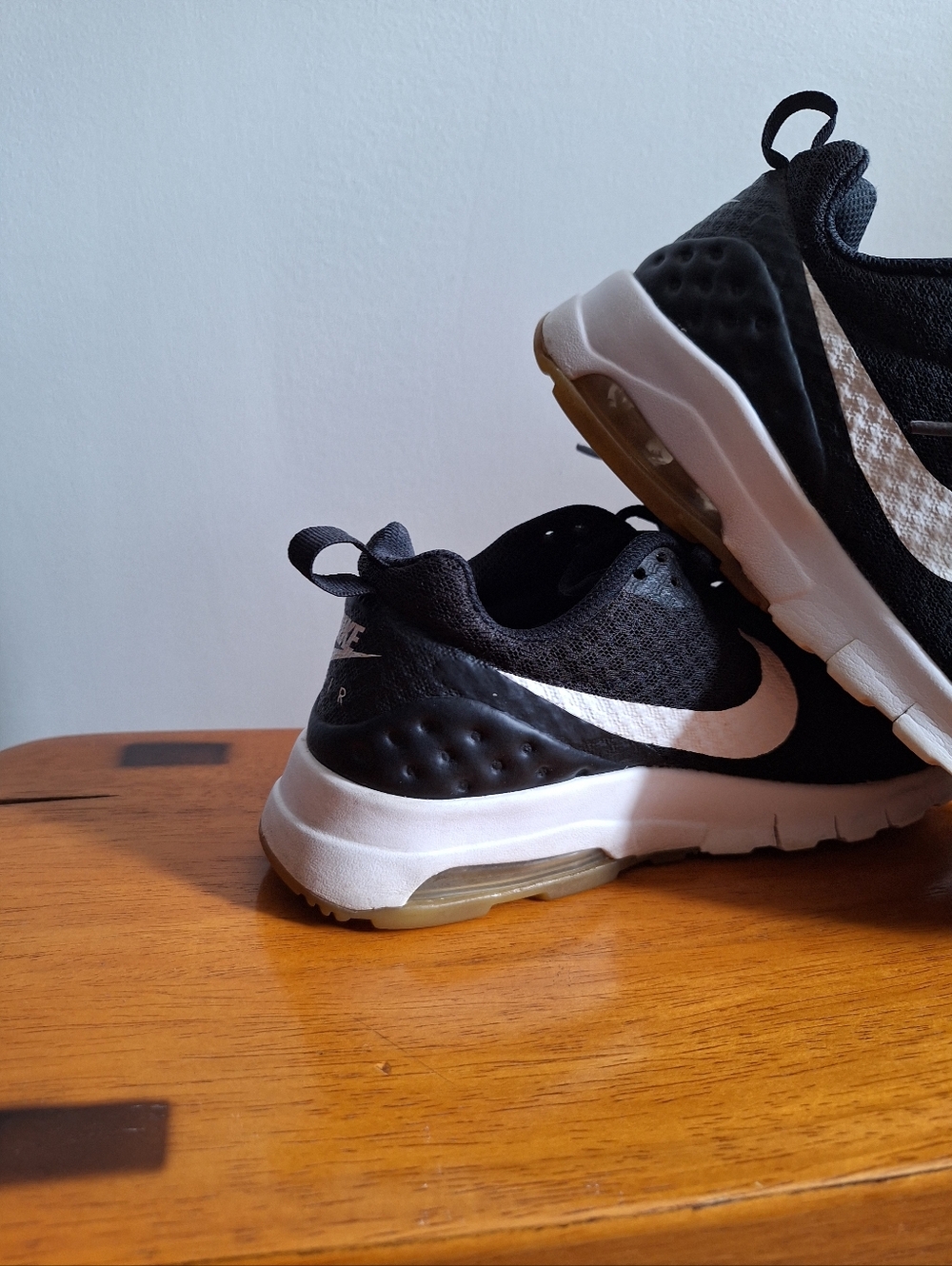 Nike Women's Air Max Motion Sz 6 Black White - Picture 4 of 13